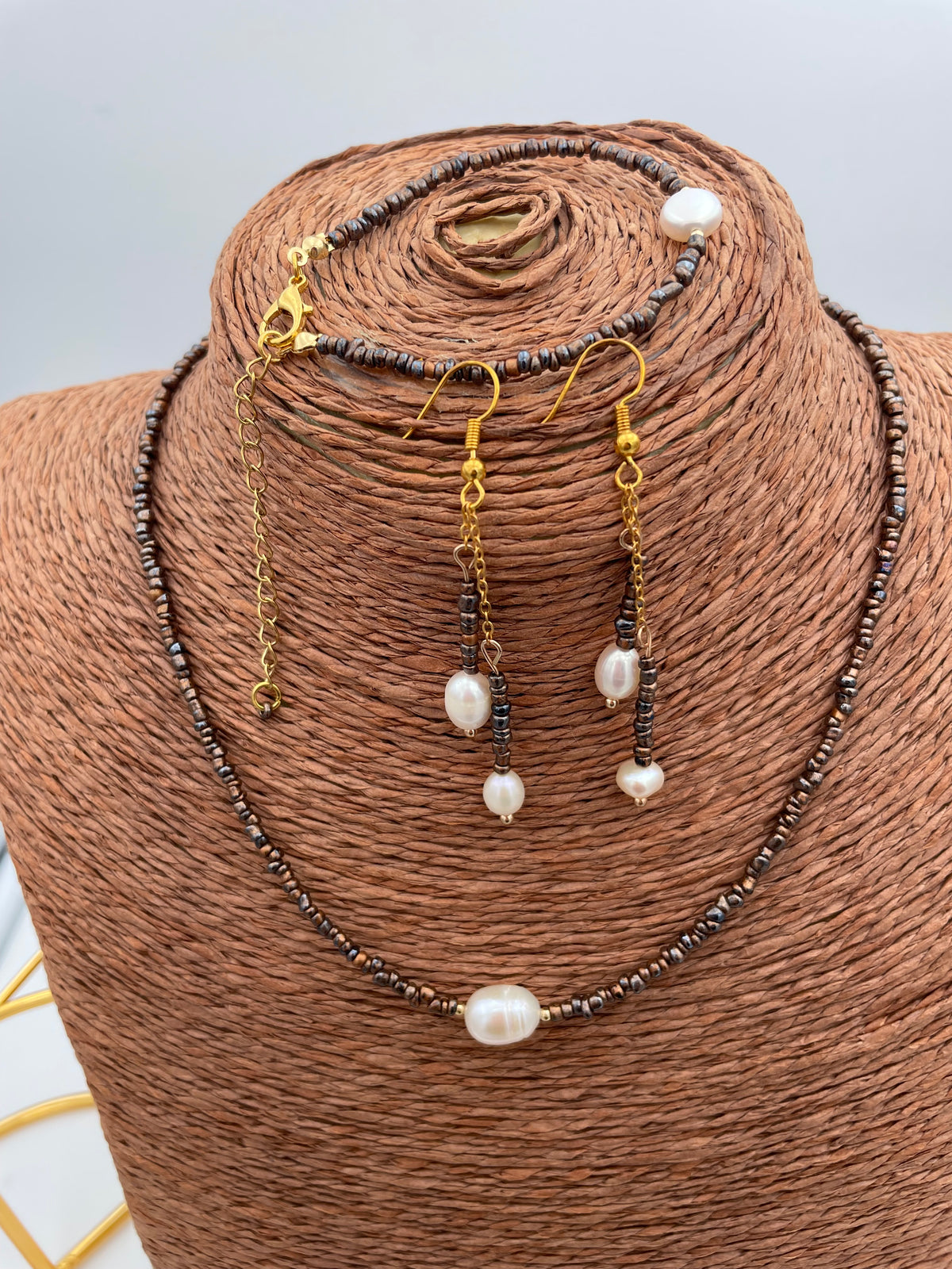 Ensemble collier, boucles et bracelet avec des perles de culture