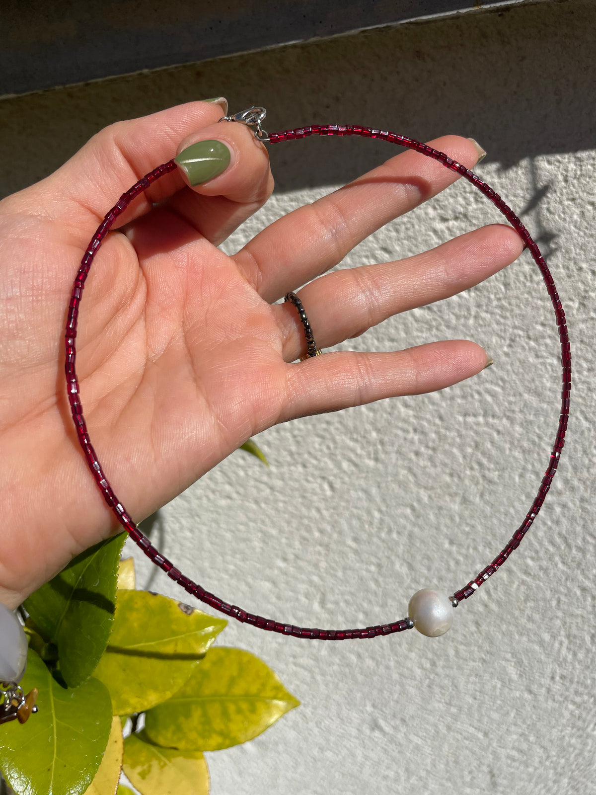 Collier perle de culture avec les perles en verre grenat