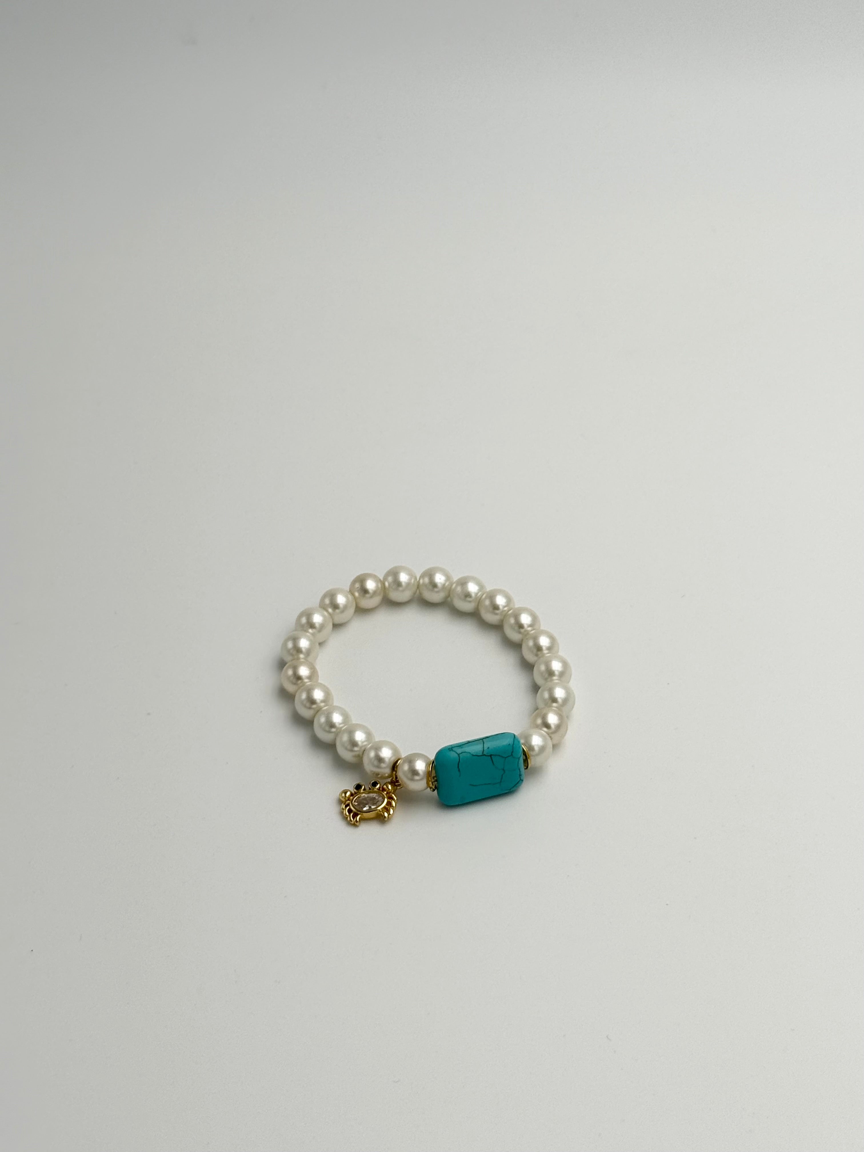 Bracelet perles nacrées, turquoise et breloque crabe