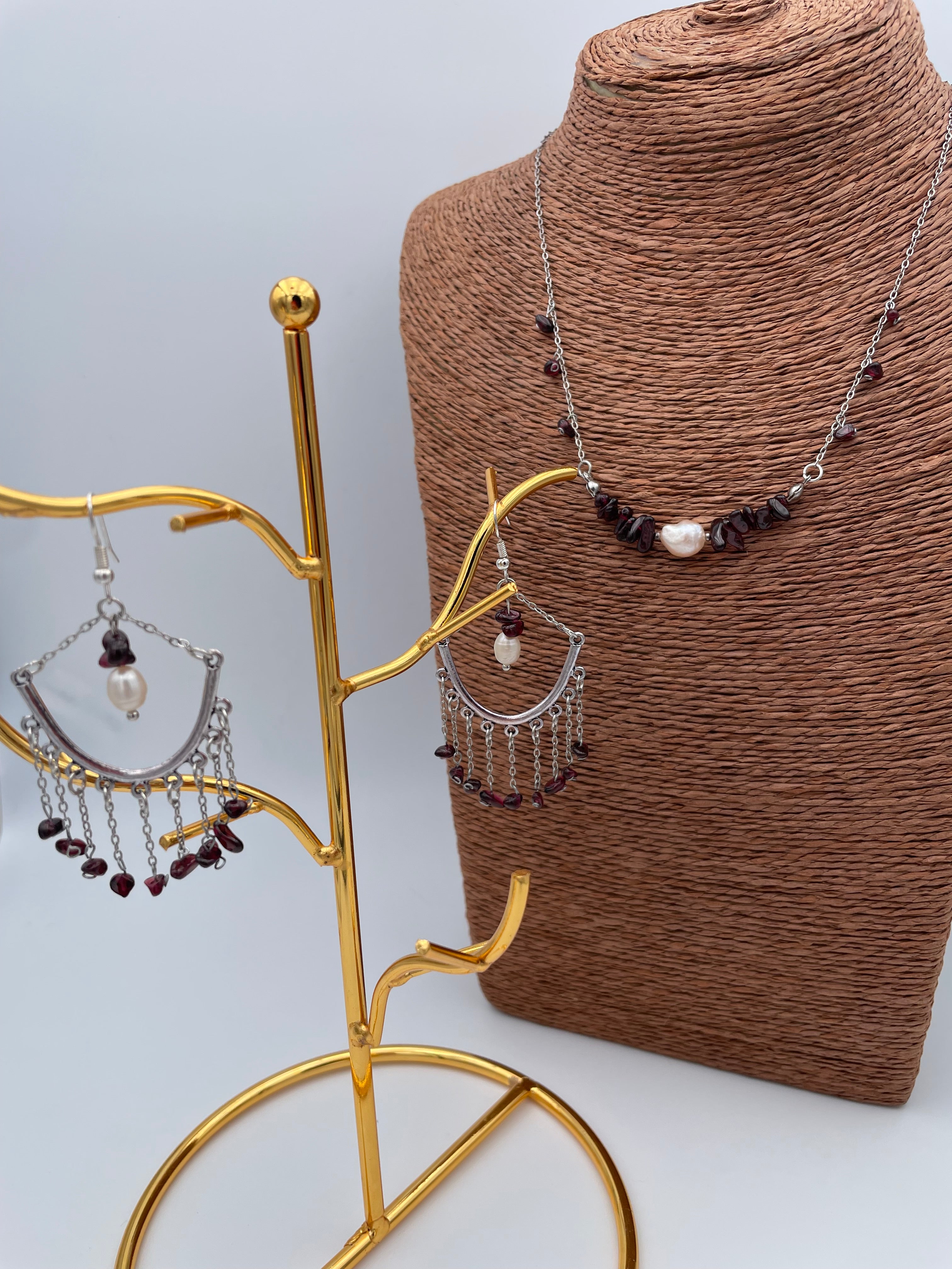 Ensemble collier et boucles d'oreilles grenat et perle