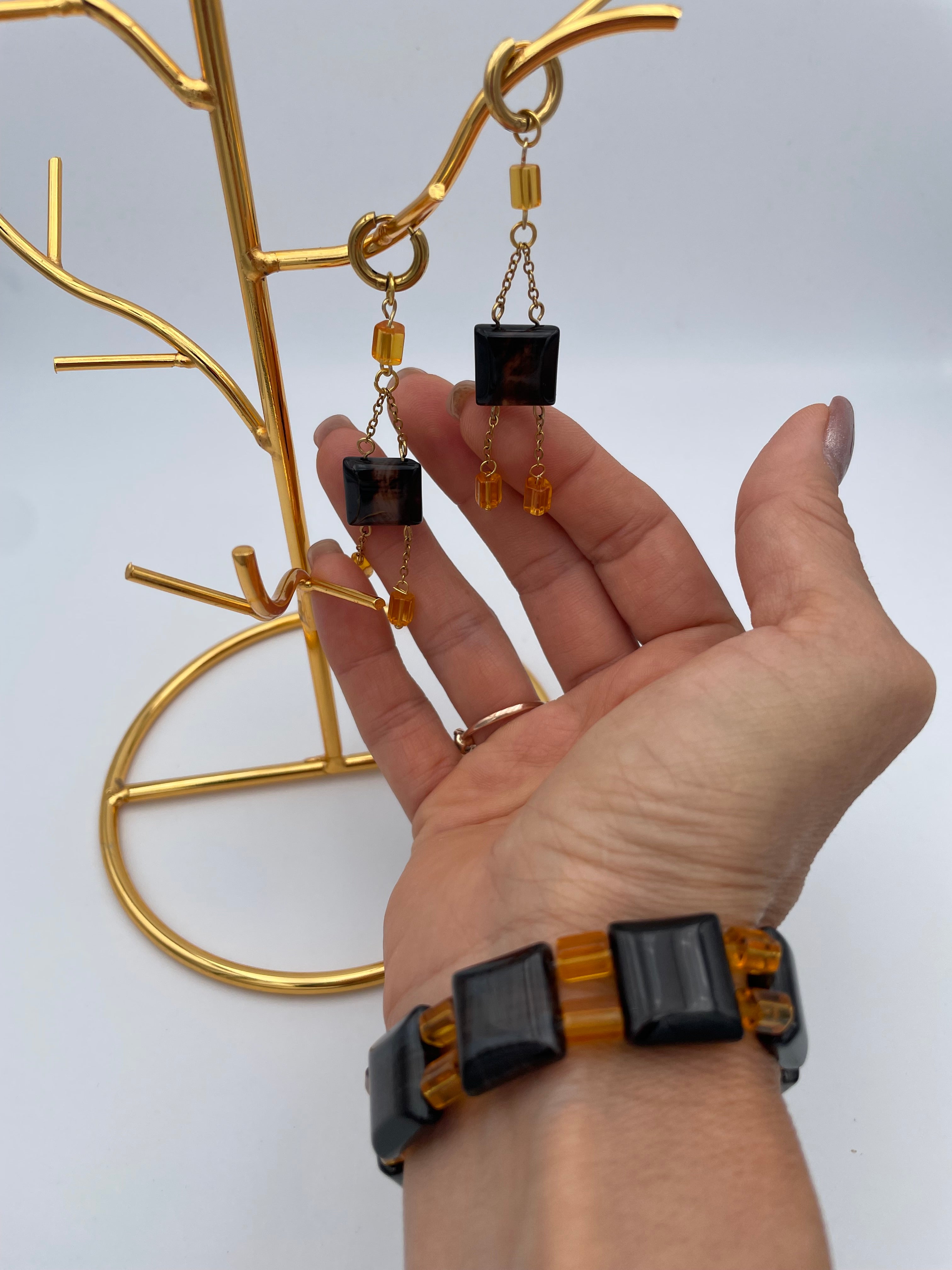 Ensemble : bracelet et les boucles d’oreilles en agate fumée et perles en acrylique.