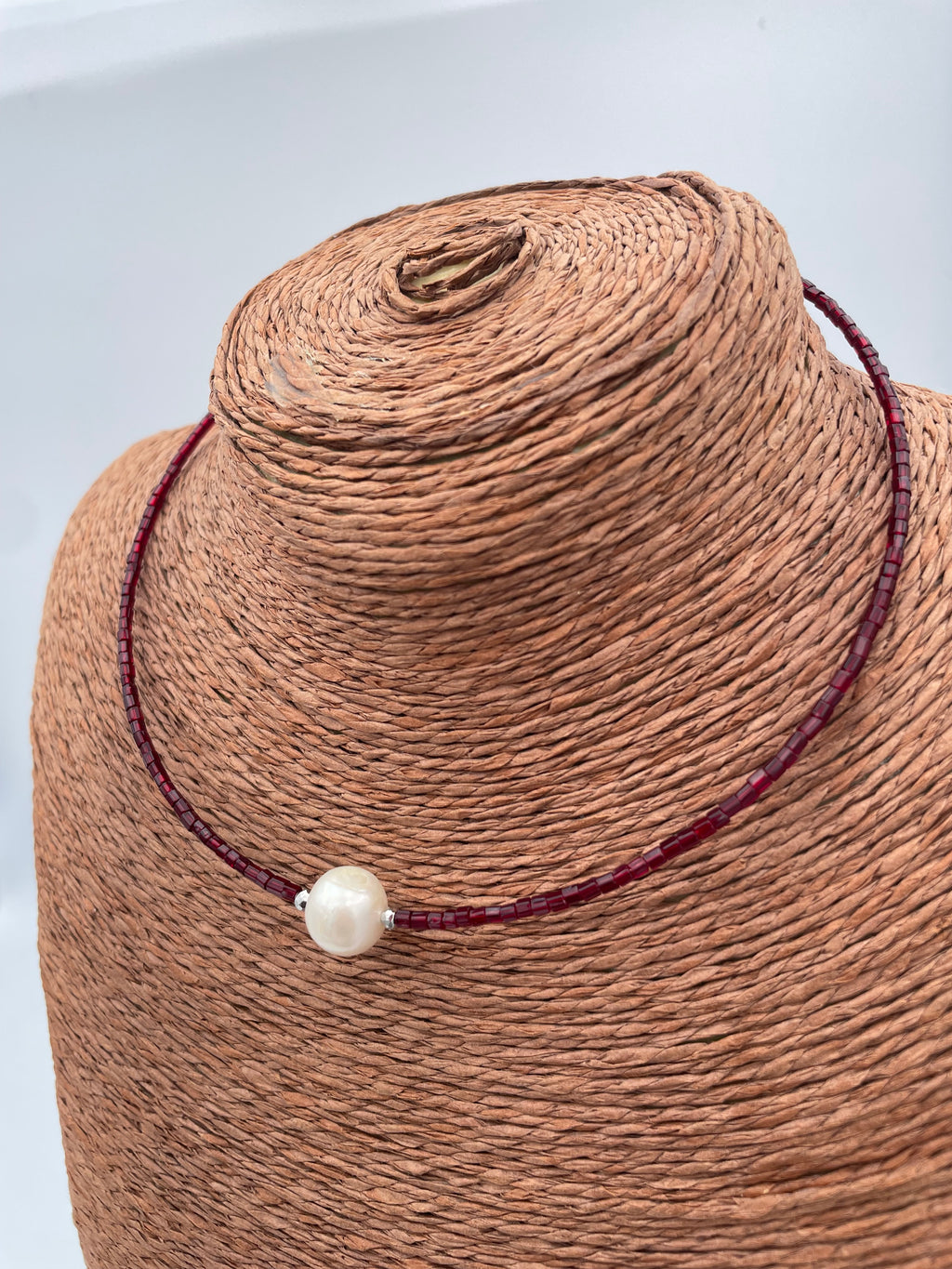 Collier fin grenat et perle nacrée