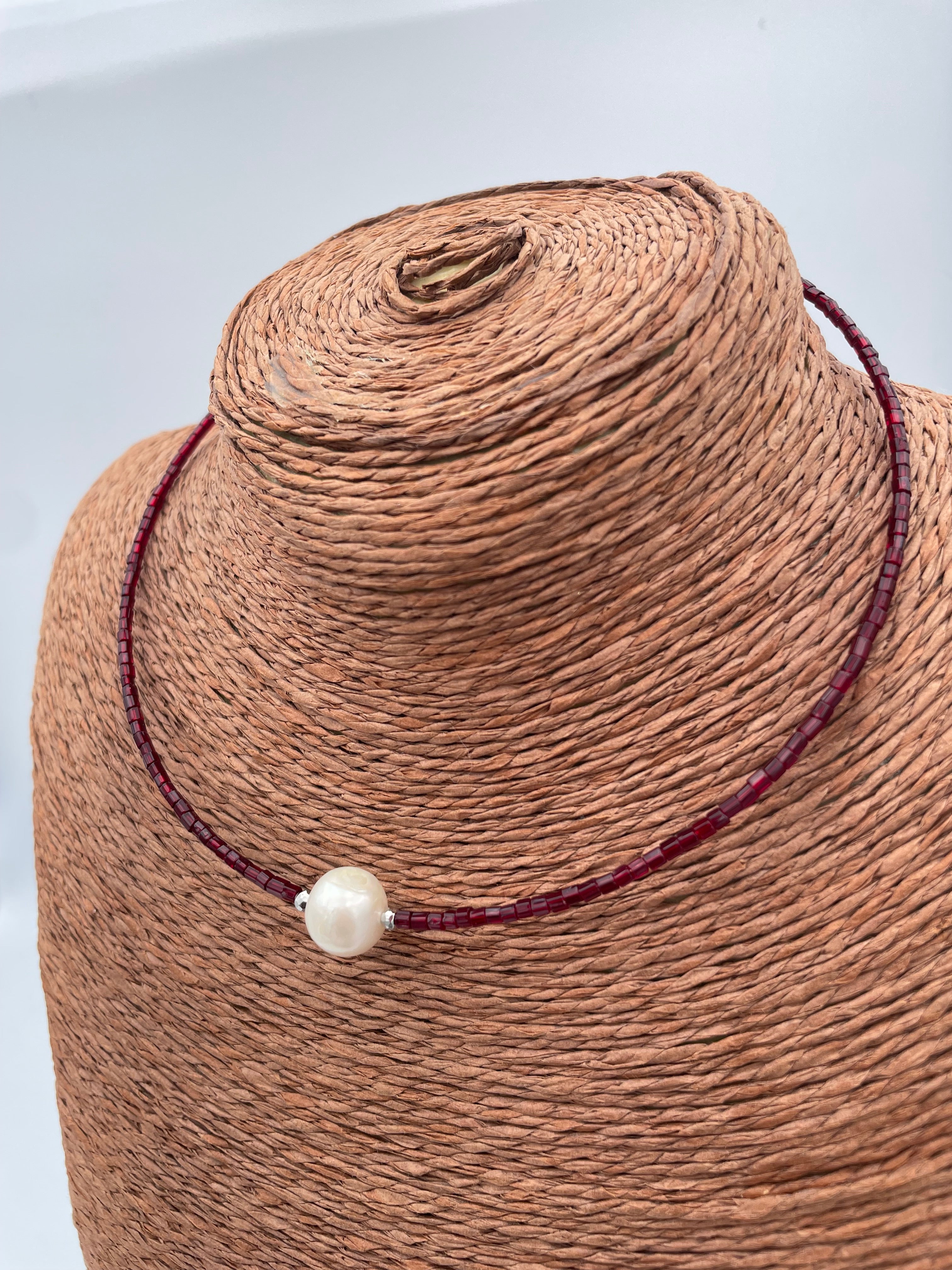 Collier fin grenat et perle nacrée