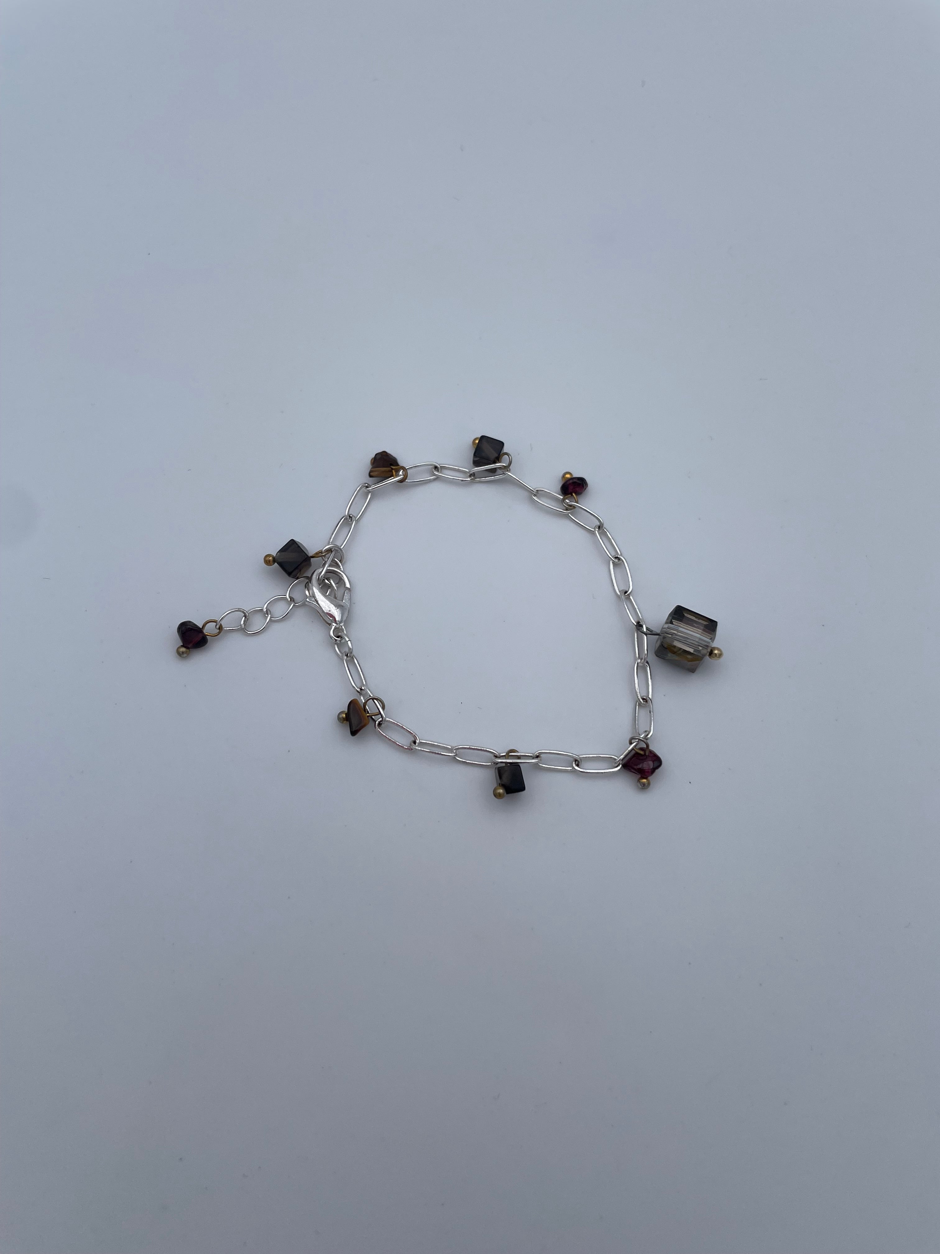Bracelet chaîne argentée, quartz fumé et grenat